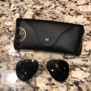 Classic aviator sunglasses. ray-ban